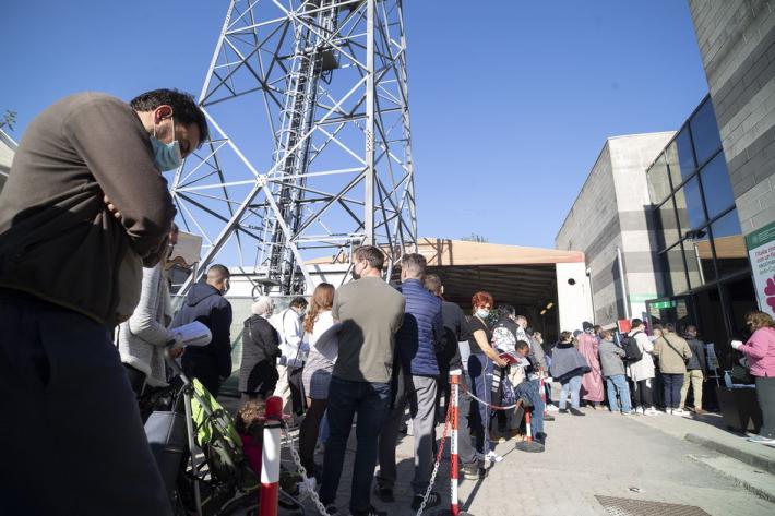 L'effetto Green pass si vede, tutti in coda per gli open day
