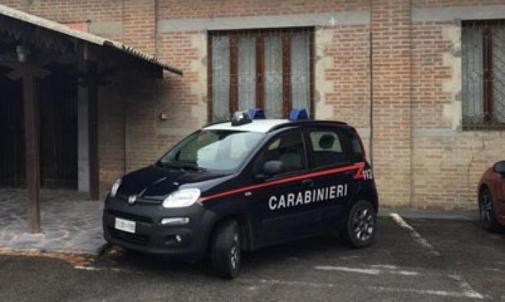 L'autista sente dei rumori e chiama i carabinieri: tre stranieri nascosti nel cassone