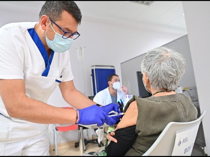 Terza dose per gli ultra 80enni: da oggi si prenota al numero verde