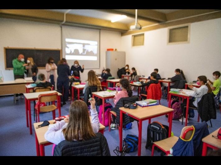 Dimezzati i casi di positivit&agrave; nelle scuole e negli asili