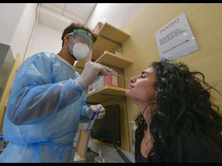 Green Pass, il  Gimbe: "In una settimana  pi&ugrave; di 2 milioni di tamponi in pi&ugrave; (+78,5%)"