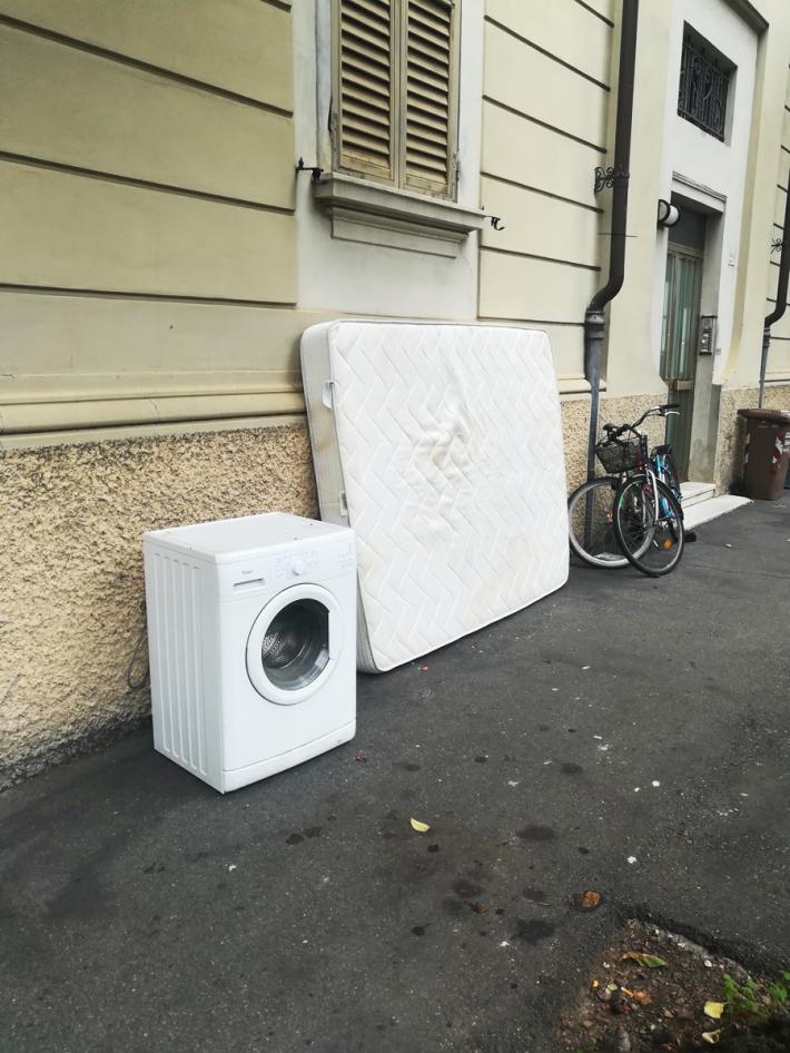 Via Cremona, ora un materasso fa compagnia alla "storica" lavatrice...