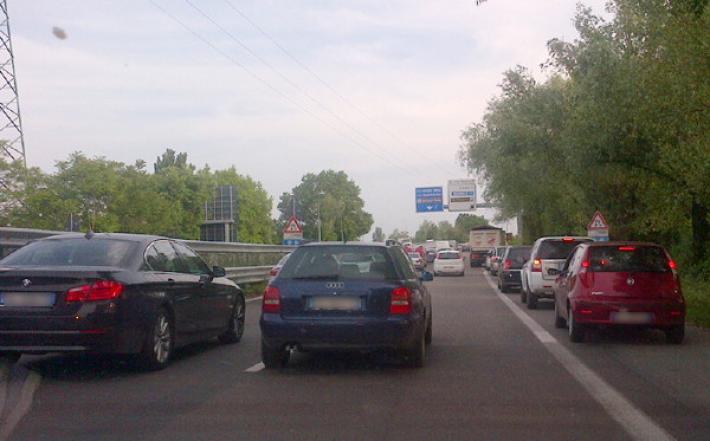 Scontro tra tre auto e uno scooter: tangenziale Sud bloccata questa mattina. E alle 11 code in tangenziale Nord per incidente