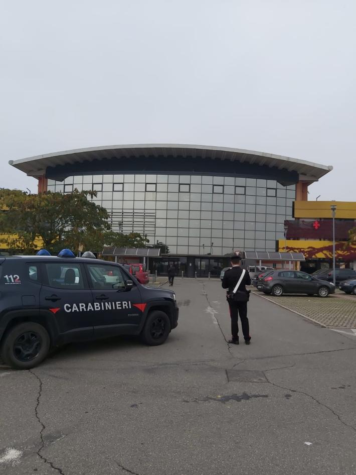 Perde il portafoglio con 2000 euro al supermercato: restituito