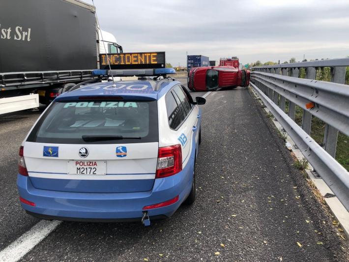 Incidente sull'A1: auto si ribalta, due i feriti