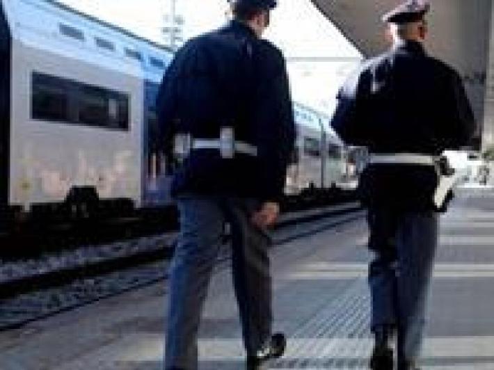 Molesta una donna disabile in treno, bloccato da passeggeri e arrestato