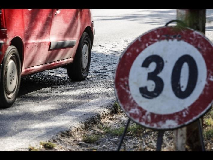 Una frana provoca la chiusura della Massese in entrambe le direzioni nei pressi di Tizzano. Le squadra dell'Anas sono al lavoro