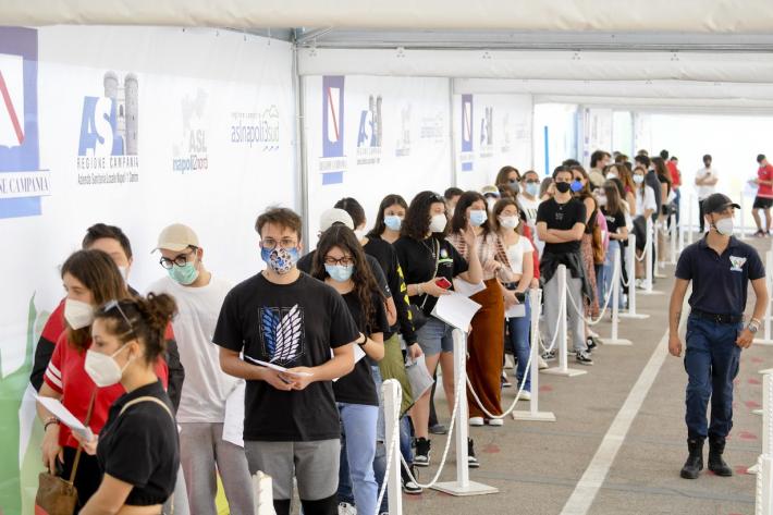 Terza dose, Sileri: "Entro l'anno ad anziani e personale sanitario, da gennaio per tutti"