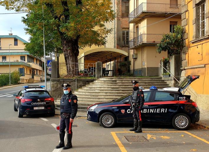 Dimentica il fucile da caccia sul tettuccio della sua auto e poi lo perde per strada