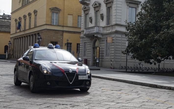 Abbraccia i passanti. E li deruba del cellulare