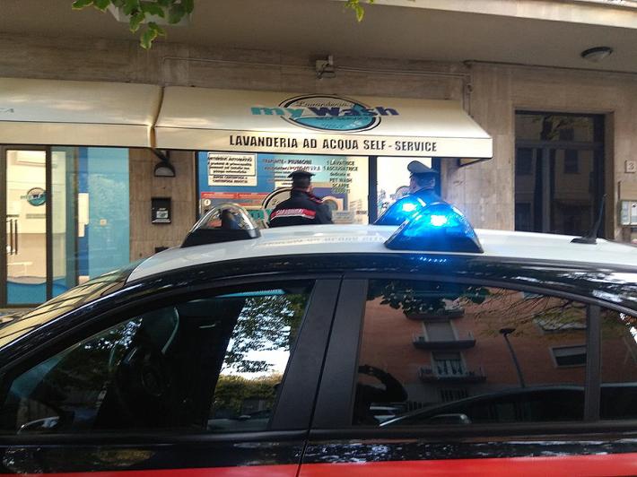 Ruba in  una lavanderia self-service sotto gli occhi delle telecamere: arrestato "in diretta"