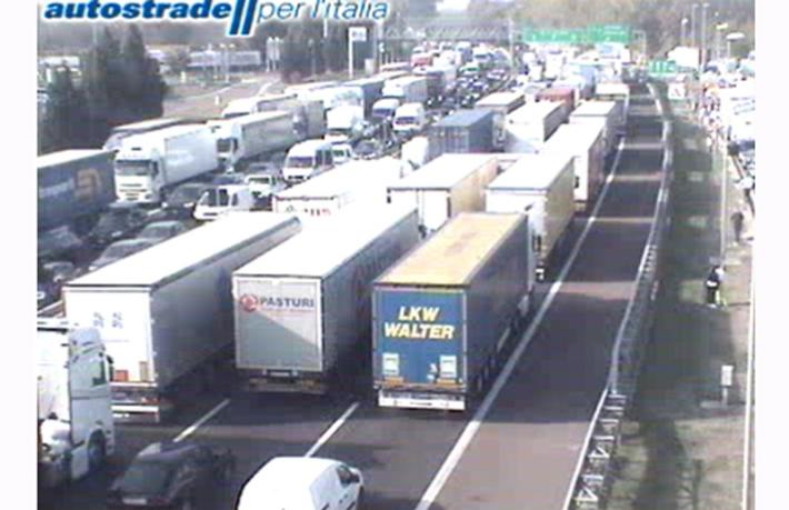 A1, bloccata nel traffico rischia parto in autostrada, scortata dalla polizia 