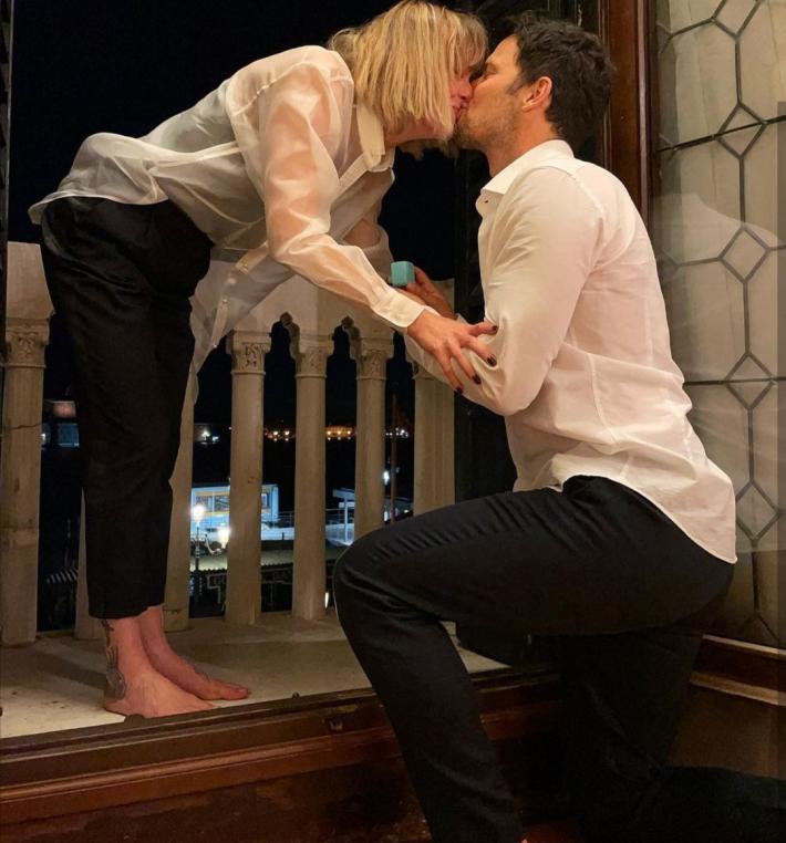 Proposta di matrimonio in ginocchio: Federica Pellegrini dice s&igrave; a Matteo Giunta