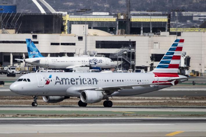 Carenza di personale, American Airlines cancella 400 voli 