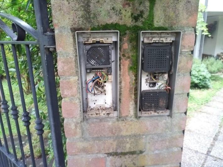 Nessuno risponde per il "dolcetto o scherzetto?": distrutti due citofoni