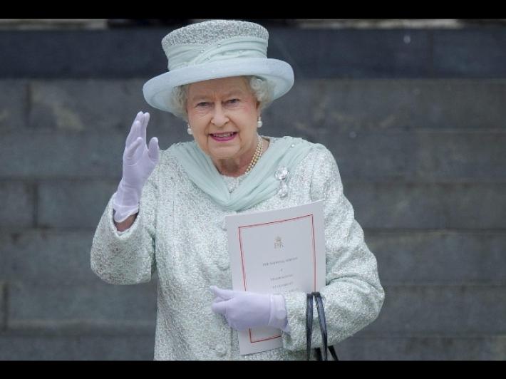 Si rivede la Regina Elisabetta: sollievo nel Regno