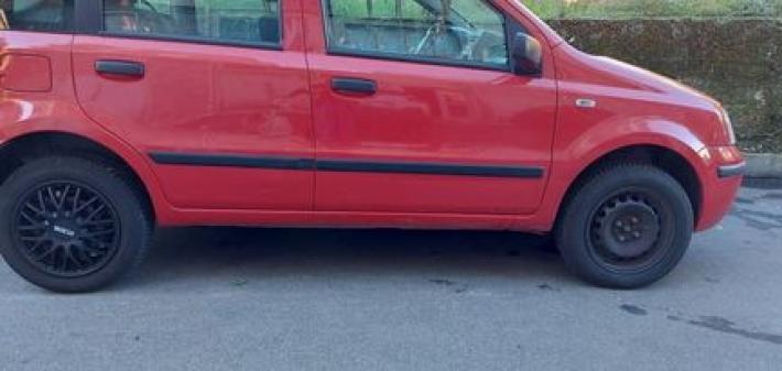 Auto vandalizzate, bivacchi, petardi, troppa sporcizia: cosa succede a Fornovo?
