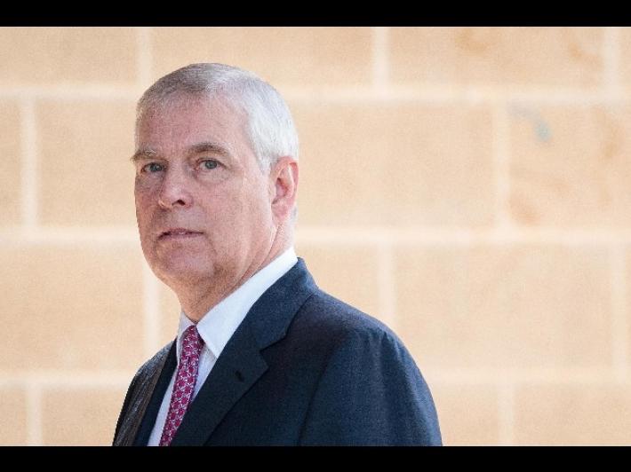  Il principe Andrea rinuncia al suo titolo reale