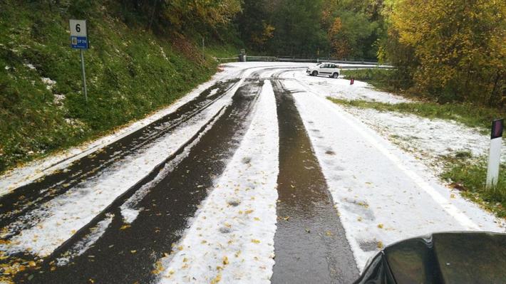 La prima neve si mischia alla grandine in Alta Valtaro