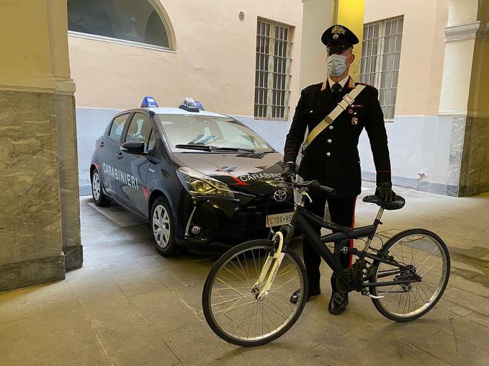 Se ne va dalla stazione con la bici rubata sottobraccio: arrestato