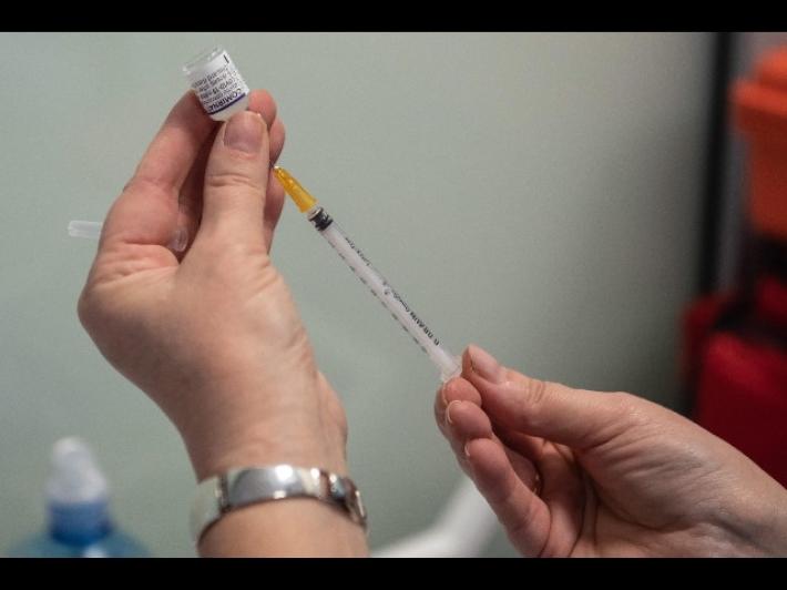 Vaccinazioni anti covid-19: al via da luned&igrave; 8 le prenotazioni delle terze dosi per i 60-79enni