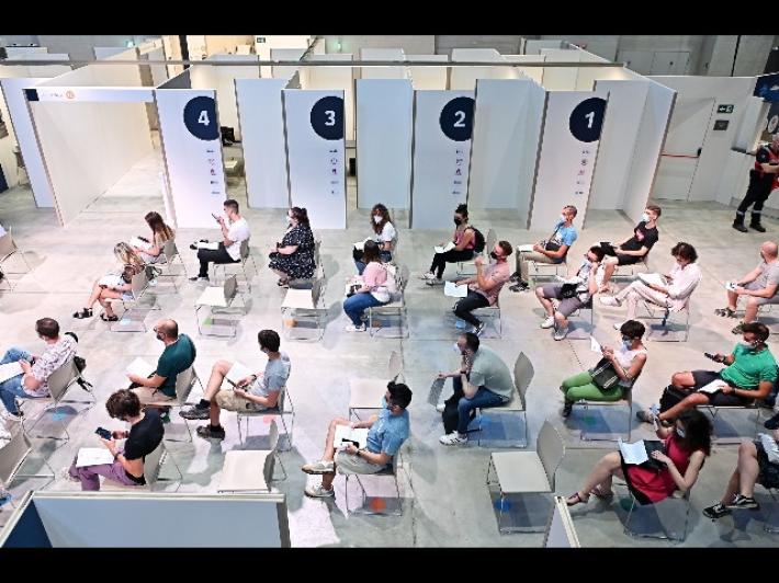 Emilia Romagna, balzo delle terze dosi: via anche agli over 60