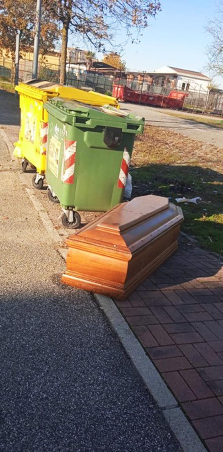 Bara vuota vicino ai cassonetti dei rifiuti, choc a Vercelli