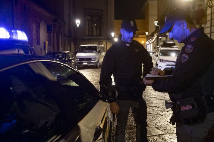 Pugni, calci e bottiglie come armi: in centro un altro sabato di violenza