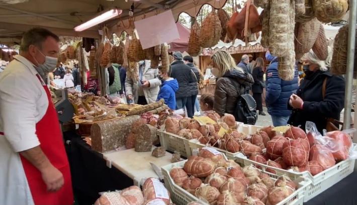 Pienone per November Porc: ritorno a Sissa in grande stile e con qualche polemica