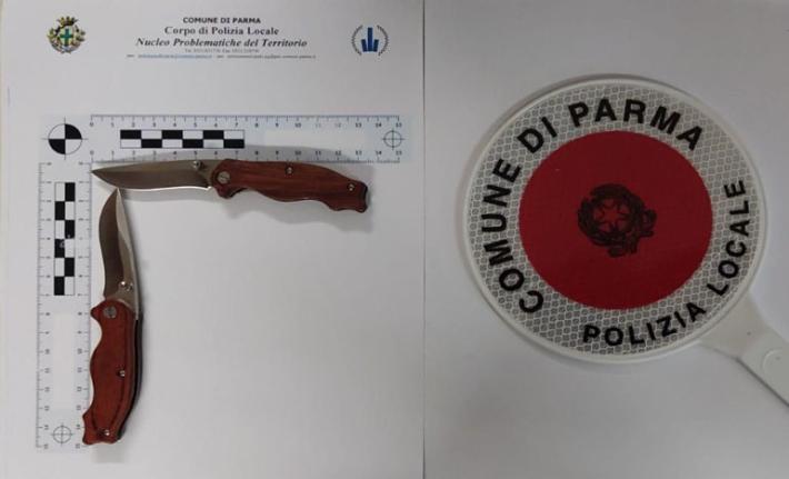 Sequestrati due coltelli a due minorenni in piazza Ghiaia