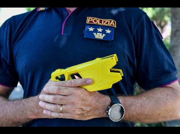 Da luned&igrave; il taser &egrave; in dotazione a Parma