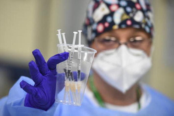 Minaccia la moglie vaccinata, denunciato marito no vax