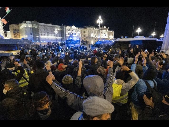 Manifestazioni no Green pass, stretta del Viminale sui centri storici. E a Trieste il focolaio legato al corteo supera i 200 casi