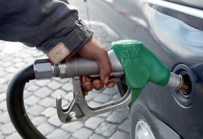 Benzina, ancora arrotondamenti al rialzo: verde a 1,750 euro