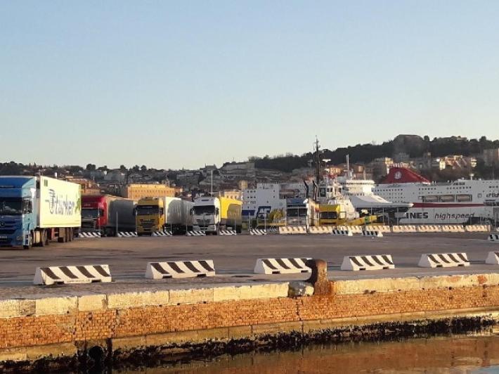 Migranti: prof travolto da tir, vigili trovano la famiglia