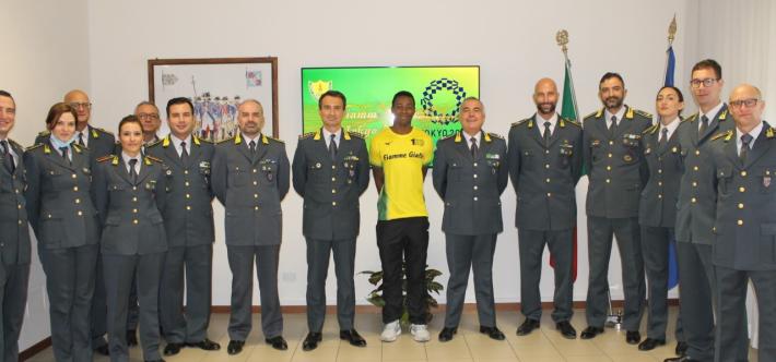 Il finanziere-campione Desalu in visita al comando provinciale delle Fiamme gialle