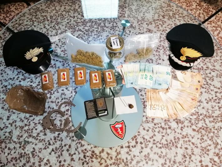 Escono dall'autostrada e vedono i carabinieri: i pusher lanciano la droga dal finestrino. Arrestati