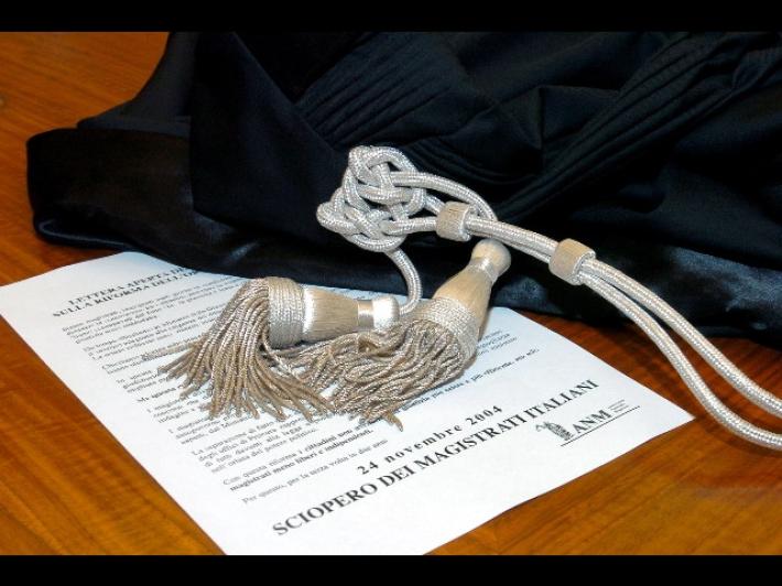 Caso Bibbiano, affidi illeciti: Claudio Foti condannato a 4 anni, il sindaco Carletti rinviato a giudizio