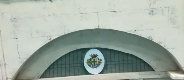 Lo stemma comunale al posto di quello del vescovo Solmi