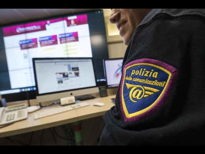 Rubavano i dati anagrafici di ignari cittadini fingendosi carabinieri di Parma:  denunciati dalla polizia postale