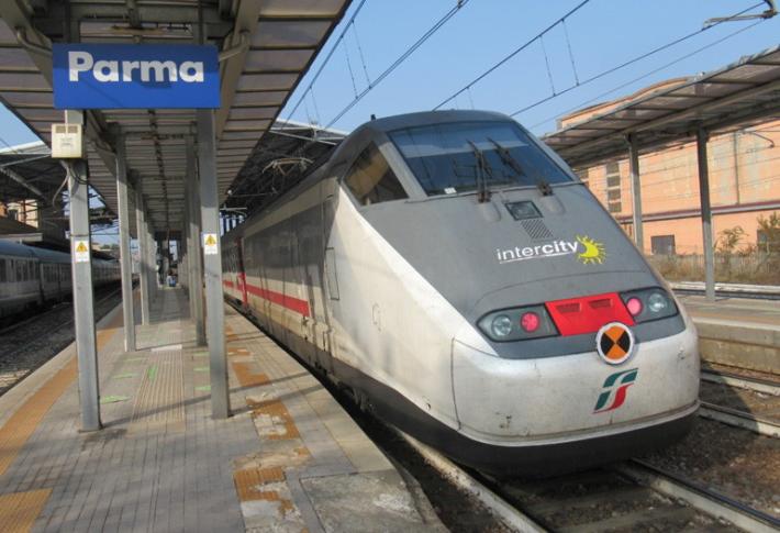 Cadavere sui binari: traffico dei treni sospeso in direzione Bologna e rallentato in direzione Milano