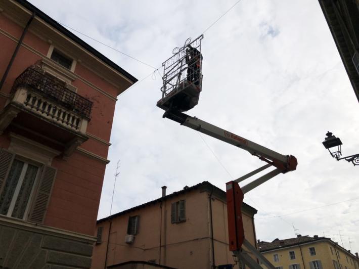 Arrivano le luminarie in via Farini: primo assaggio di Natale