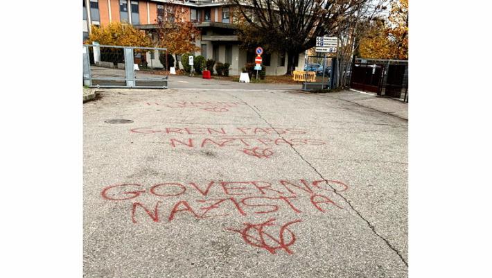 Scritte "no vax" davanti alla sede dell'Ausl in via Vasari