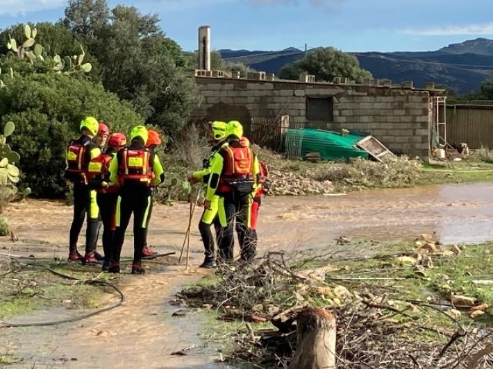 Maltempo: trascinato via dall'acqua, anziano disperso