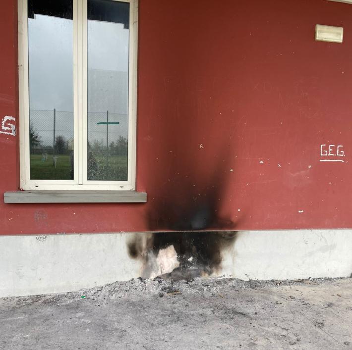 Vandali in azione al centro civico di Gaiano