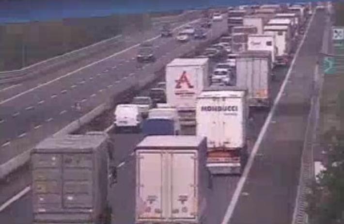 Ancora una mattina da incubo sulle strade: coda di  8km in Autosole e traffico in tilt in citt&agrave;