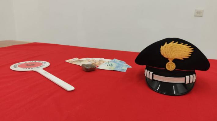 Al Parco Ducale con un pezzo di hashish nel cappello: arrestato pusher 51enne. Denunciato un "collega"