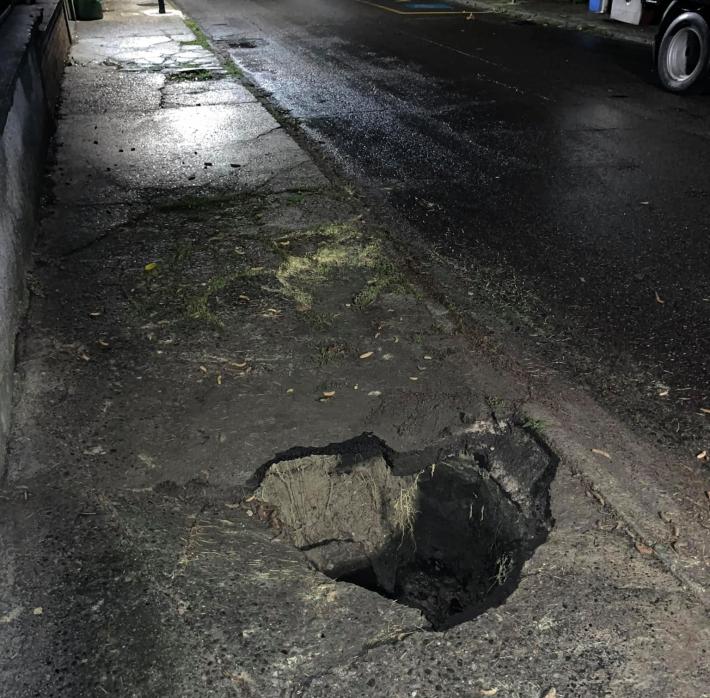 Si apre una buca nel marciapiede mentre passeggia: salsese all'ospedale