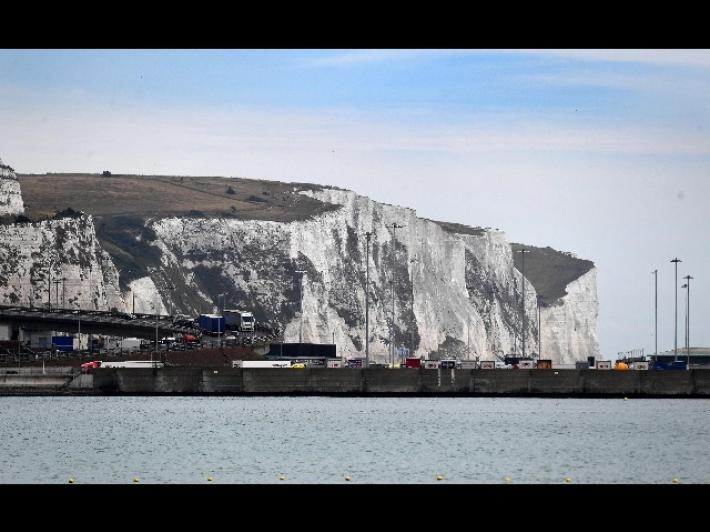  Decathlon blocca la vendita di canoe a Calais e Grande-Synthe per fermare i migranti
