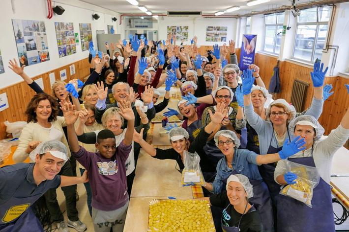 Gli anolini solidali cercano volontari e volontarie. Gi&agrave; mille le iscrizioni ai turni